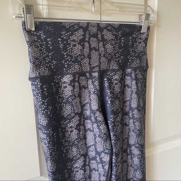 SoulCycle High Rise Milestone Sknakeskin Leggings Size Small - Picture 3 of 10